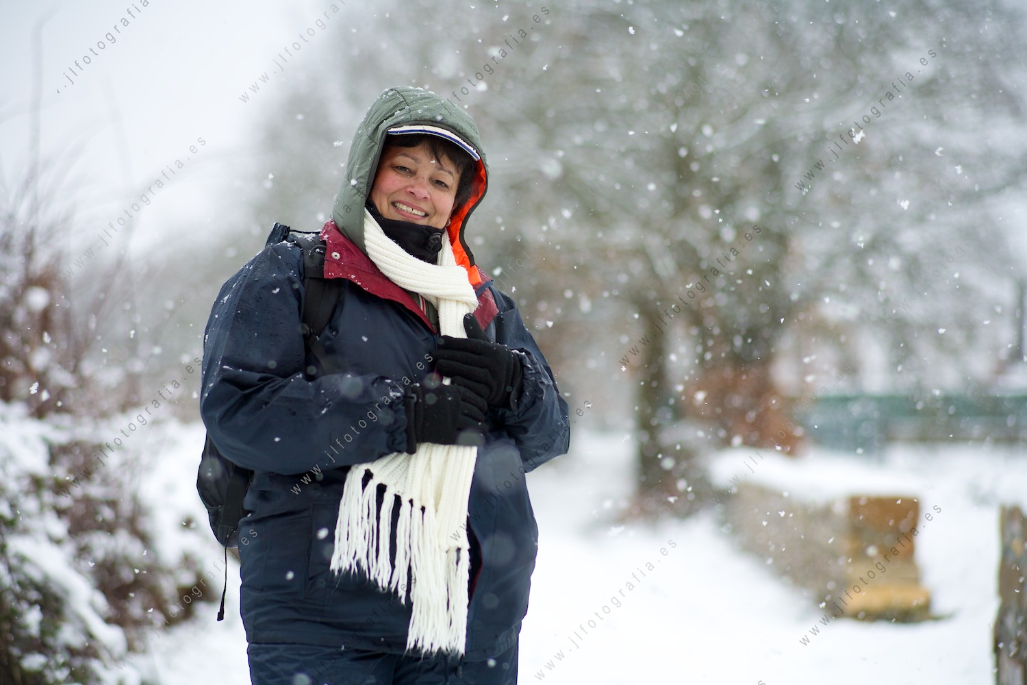 Una compañera de Denbora, Fidia, posa para mí bajo la nevada.