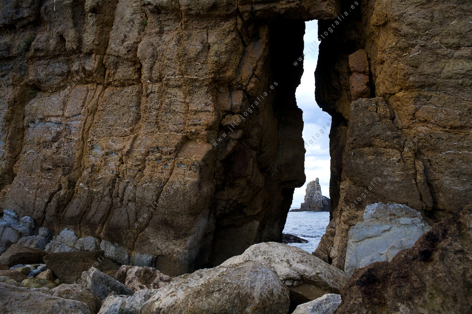 La formación de rocas Urro Menor en la Costa Quebrada, desde la playa del Porto en Liencres.