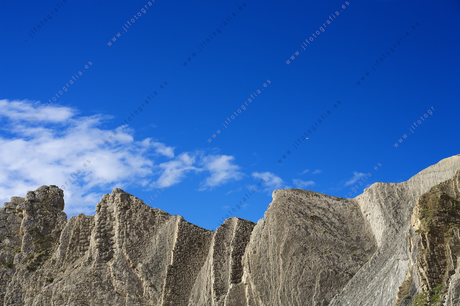 Los acantilados de la playa del porto en Liencres creando una bonita pared de rocas.