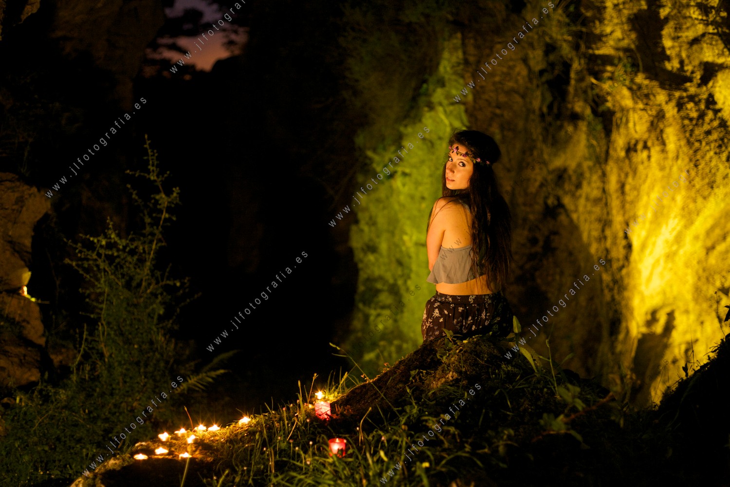 Janire, modelo, posando en el taller de iluminación de Denbora en peñas negras.