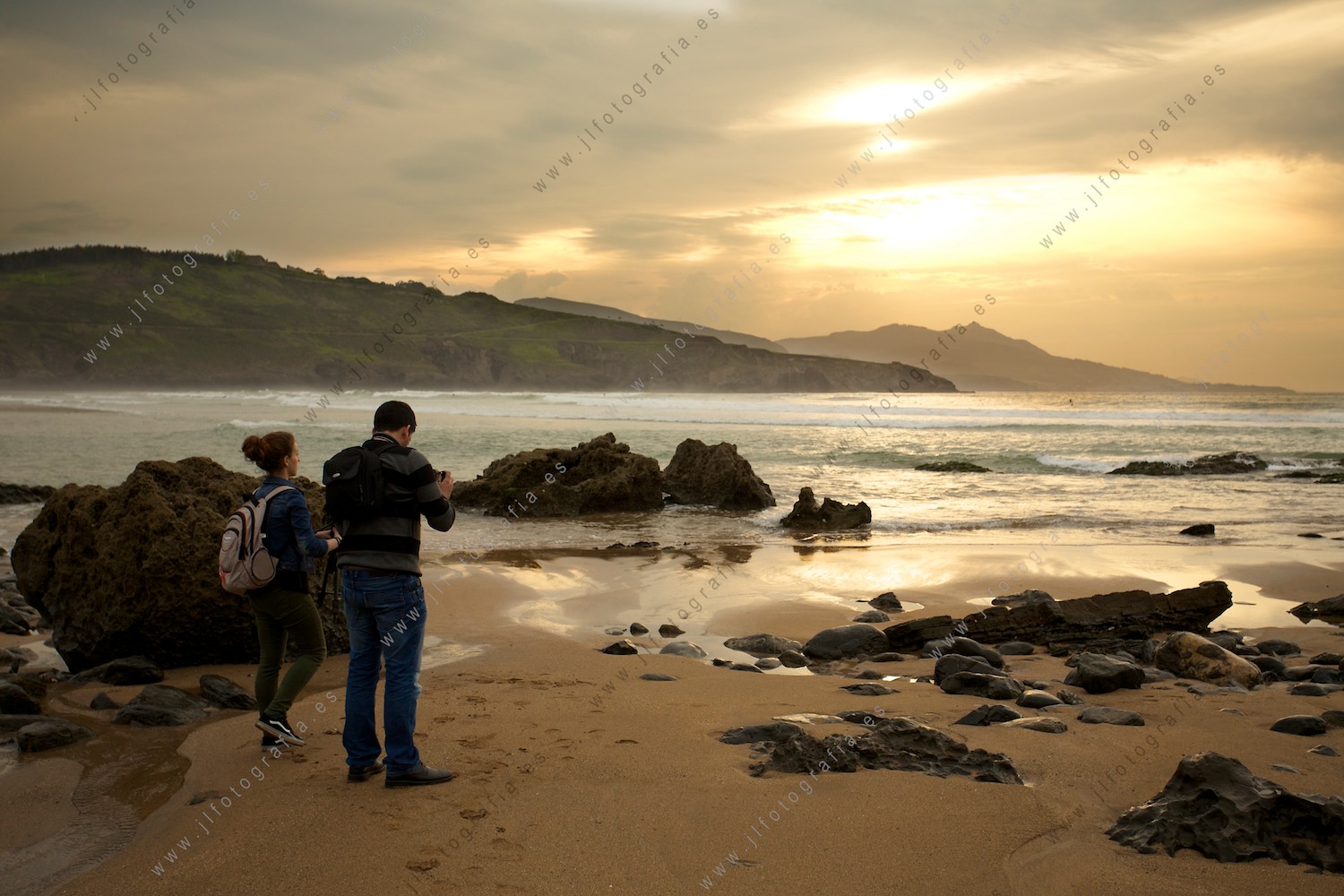Un par de alumnos de fotografía de la UNED de Portugalete en la playa de La Arena.