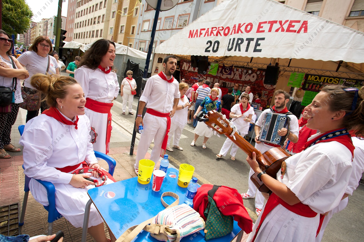 Un grupo navarro interpreta jotas en las txoznas  durante fiestas de los Cármenes de Barakaldo.