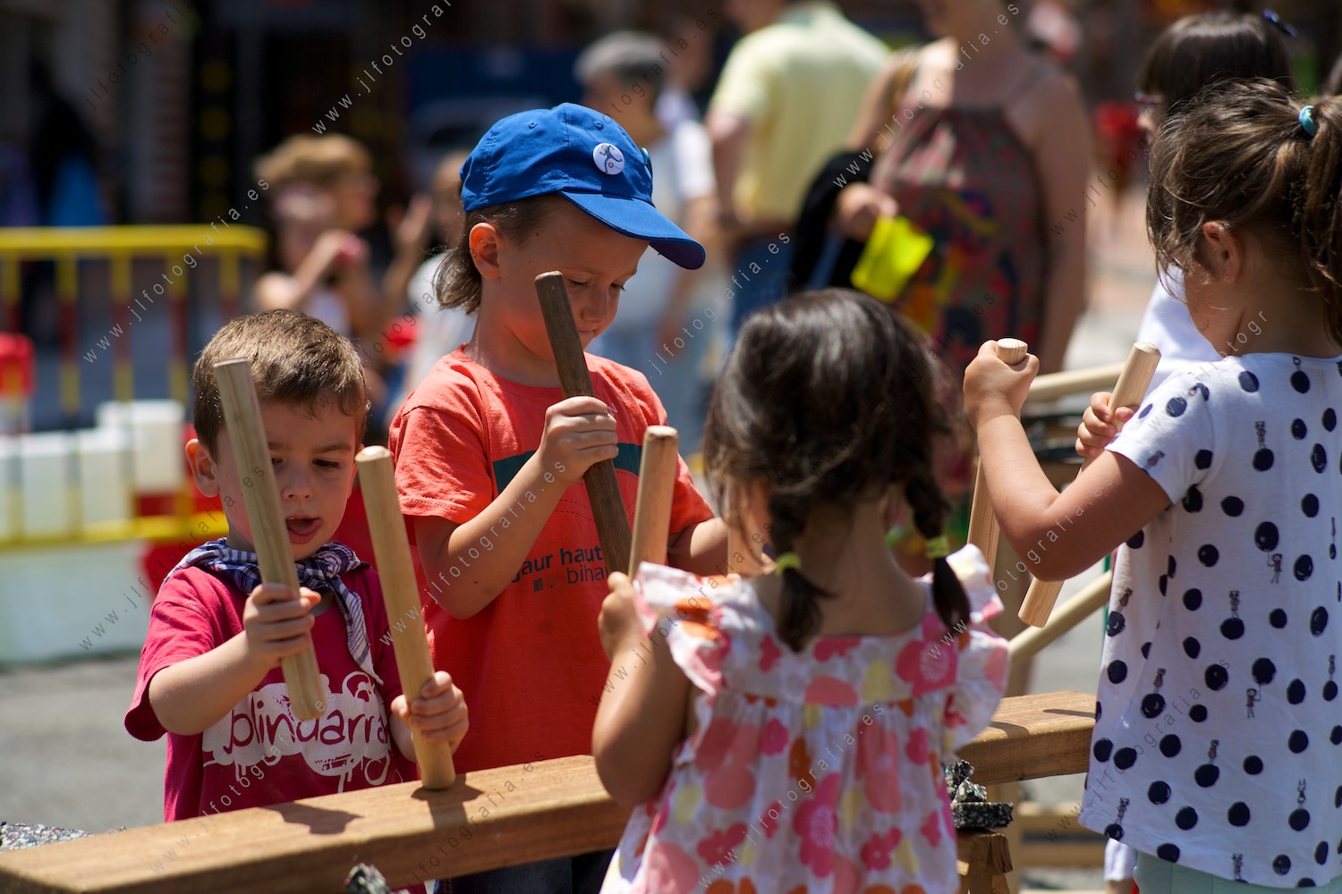fiestas de los Cármenes de Barakaldo, un grupo de niños toca la txalaparta.
