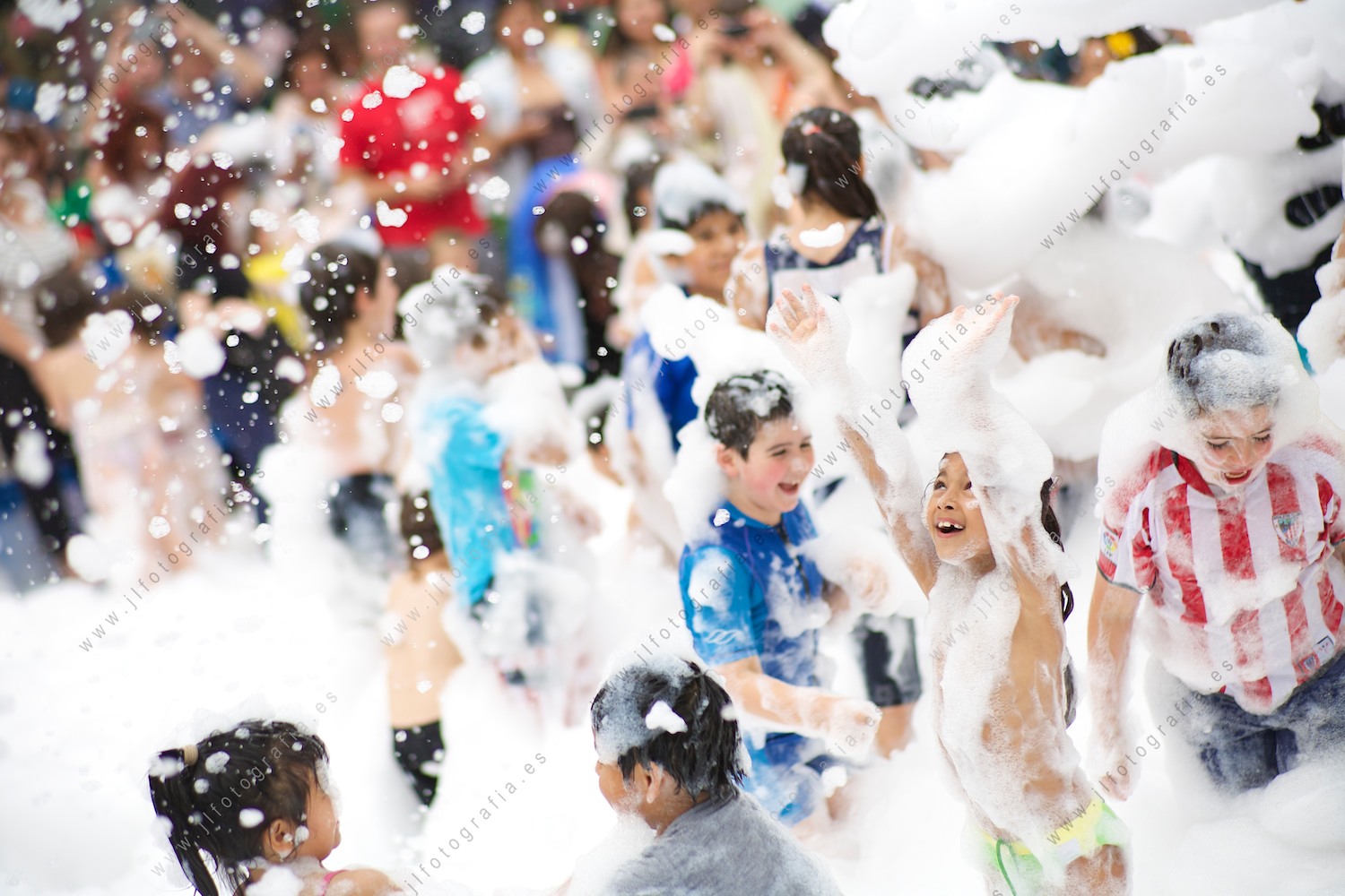 Fiestas de los Cármenes de Barakaldo, los niños disfrutan en el baño de espuma.