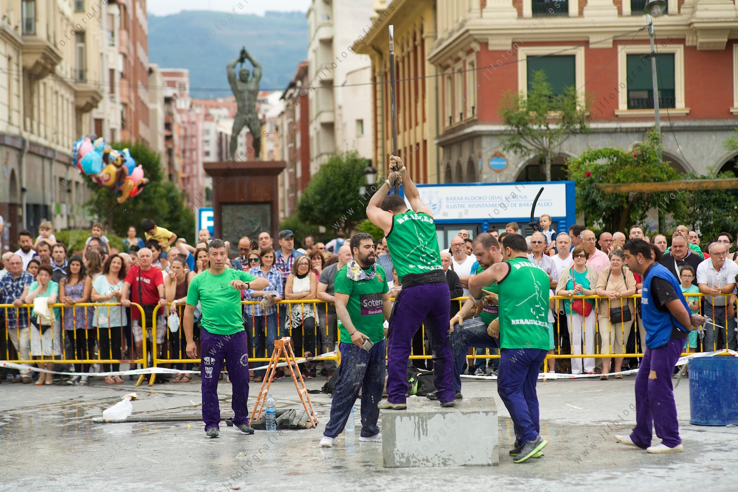 Fiestas de los Cármenes de Barakaldo, competición de barrenadores en la Herriko plaza. Kabiezes Taldea.