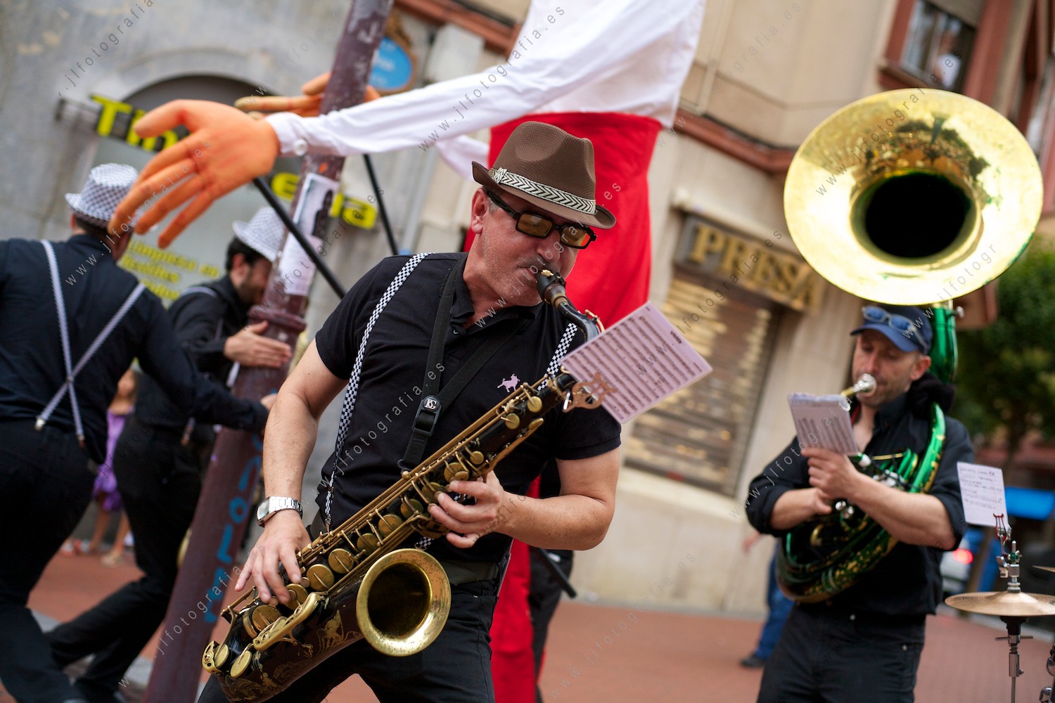En la fiesta de Los Cármenes, un músico toca el saxo en Elcano, Operación Ska con la Cuadrilla de la TIA.