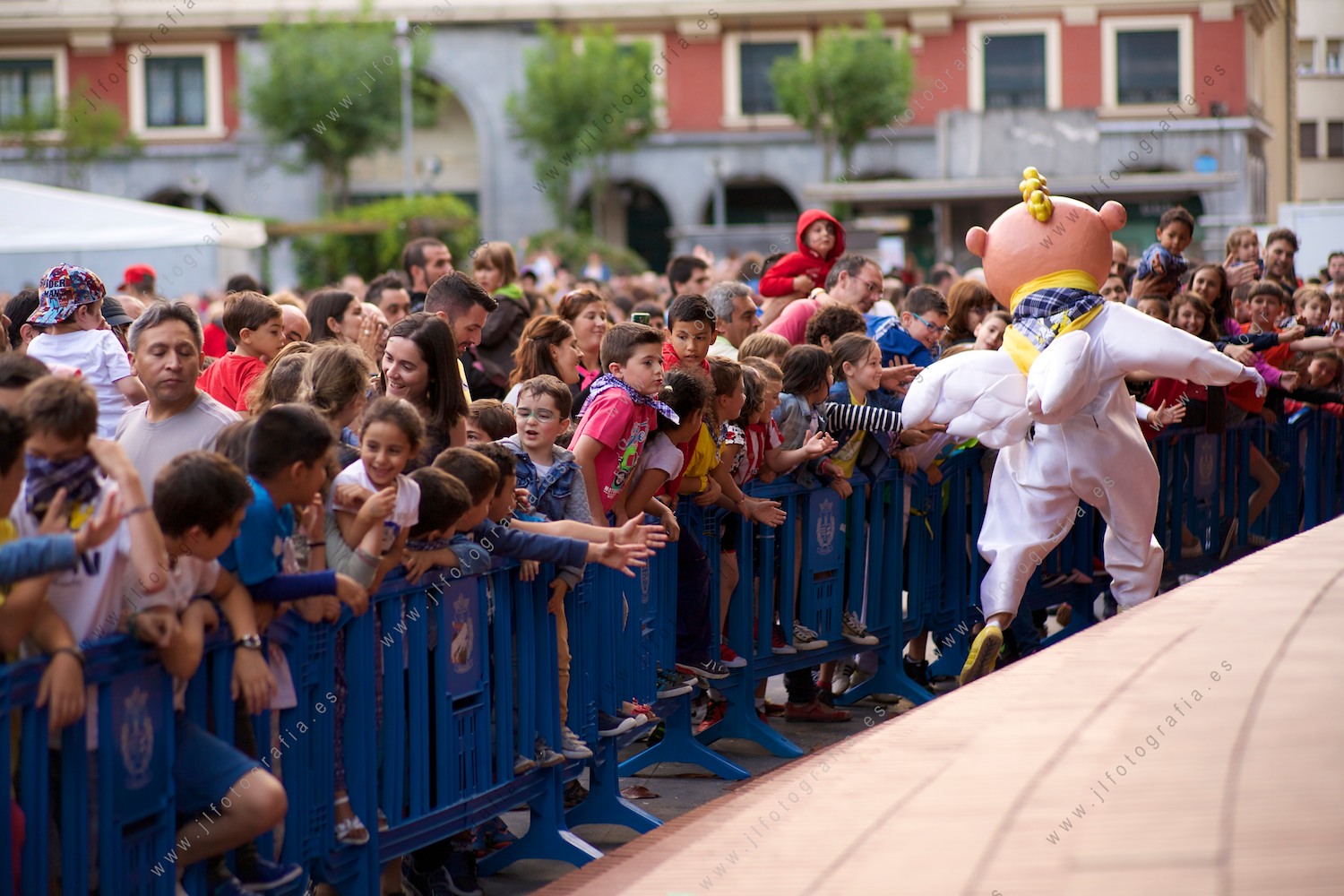 Fiestas de los Cármenes de Barakaldo, en el escenario de la Herriko Plaza, Jolín saluda a los niños.