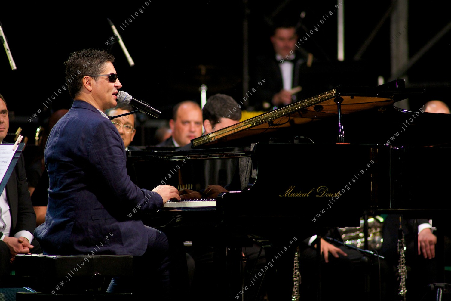 Serafín Zubiri al piano en su concierto durante las fiestas de Los Cármenes de Barakaldo.