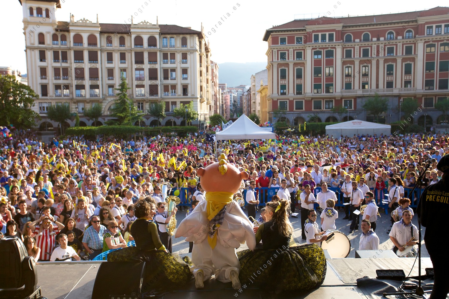Inicio de las fiestas de los Cármenes de Barakaldo, Jolín se mueve por el escenario de la Herriko plaza.
