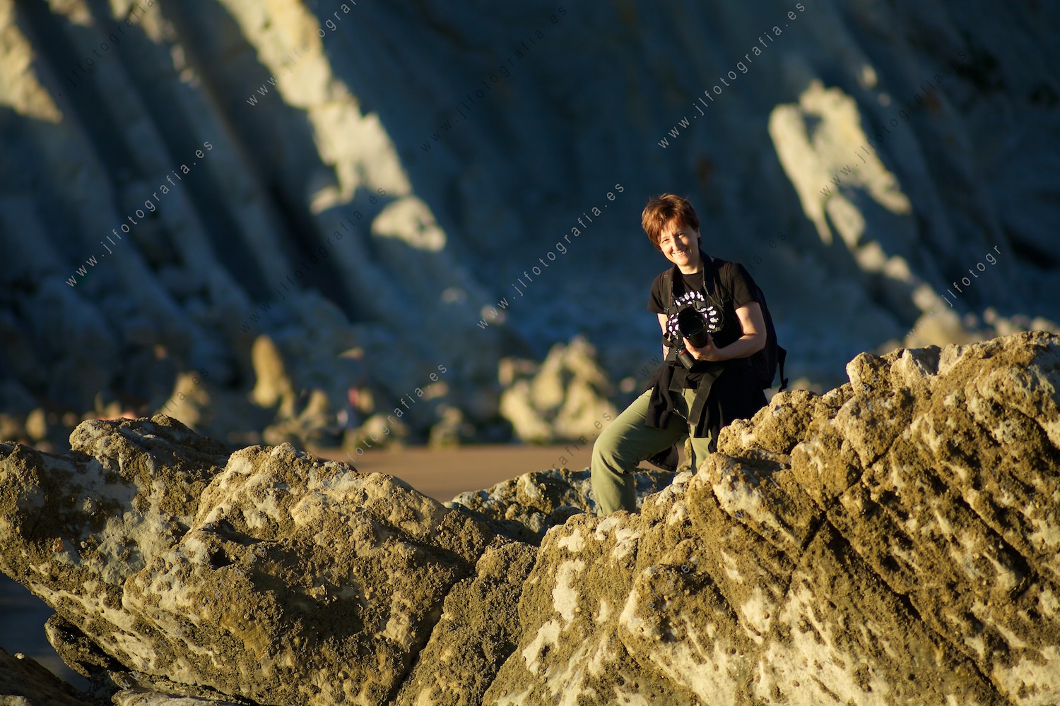 Josune Reoyo, de Denbora posando en la playa durante el atardecer.