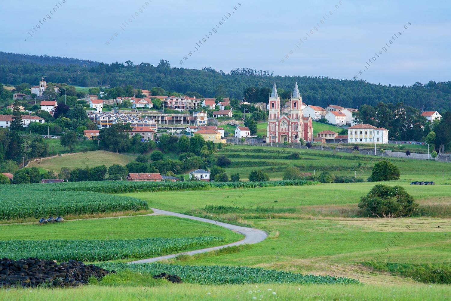 Vista de Cobreces, Cantabria, con laAbadía Cisterciense de Sta. María de Viaceli.