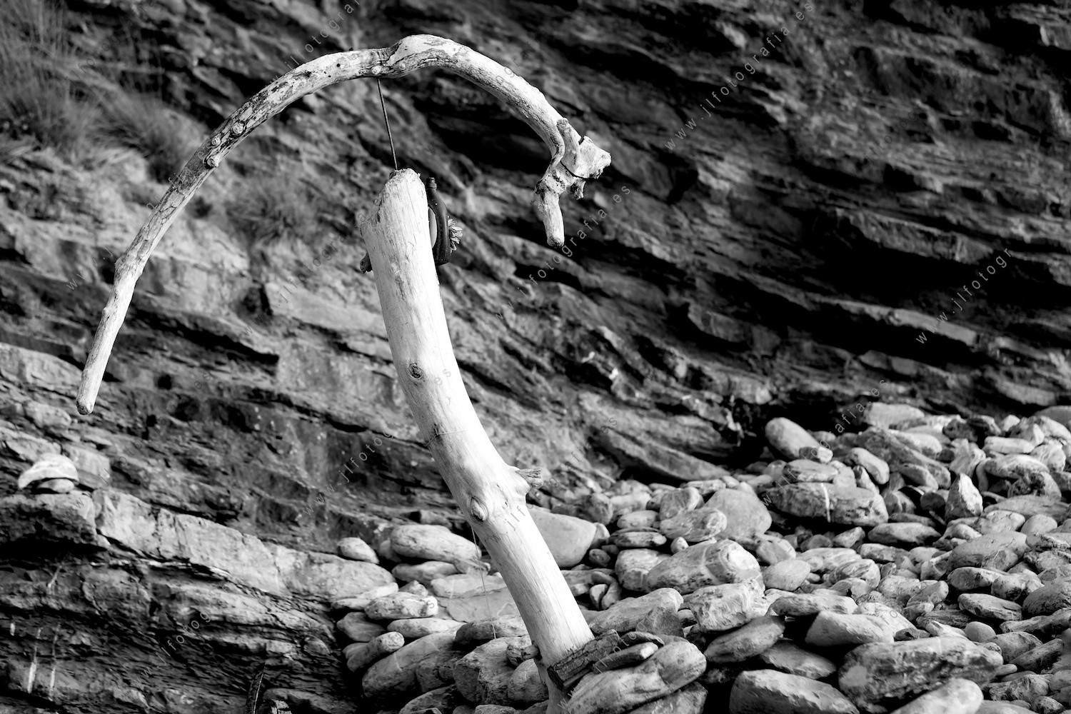 En la playa de piedras de el Lastrón de Muskiz, una escultura hecha de ramas llegadas del mar