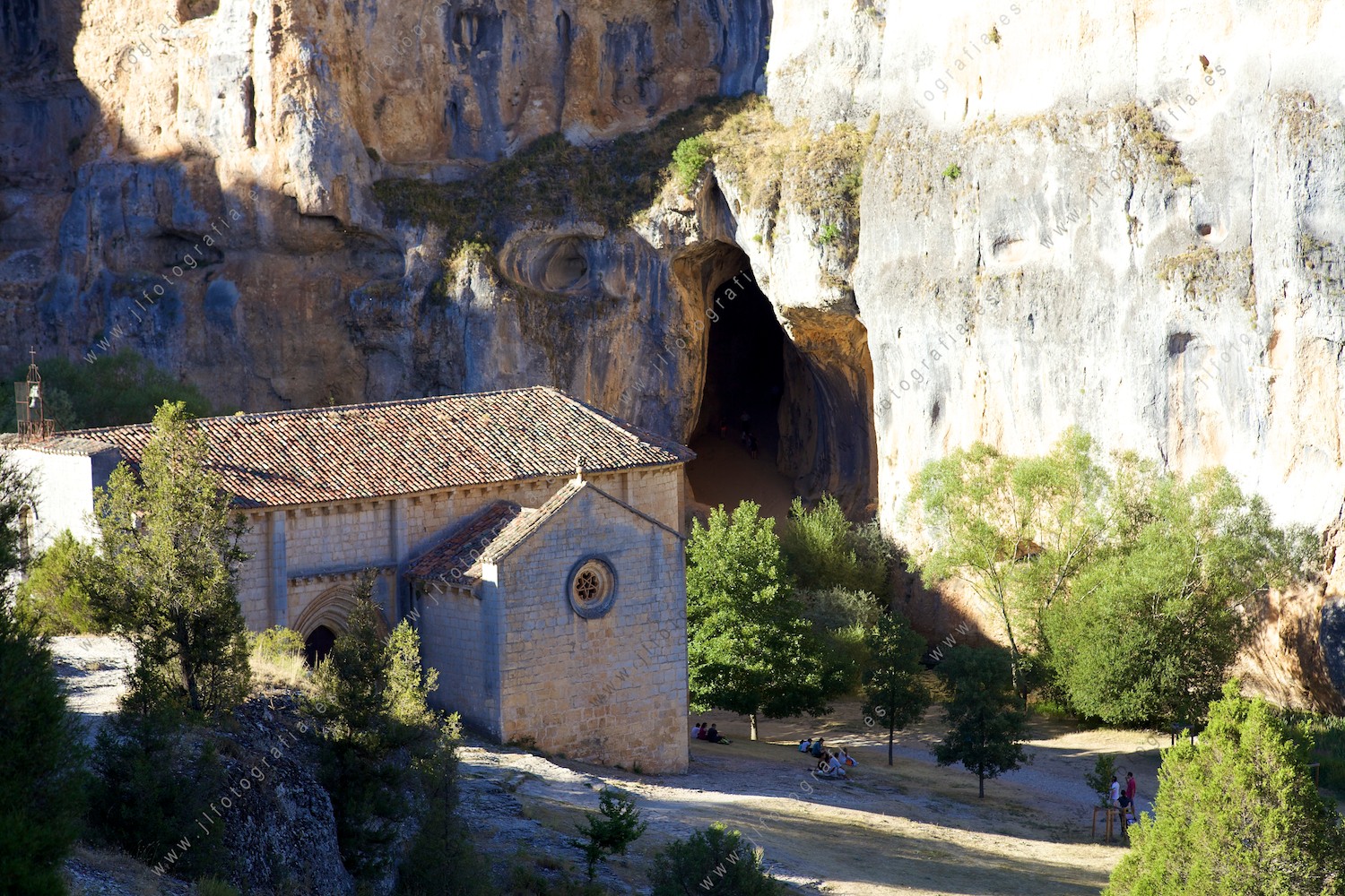 La ermita de San Bartolomé, en el cañón del Río Lobos con la cueva frente a ella.