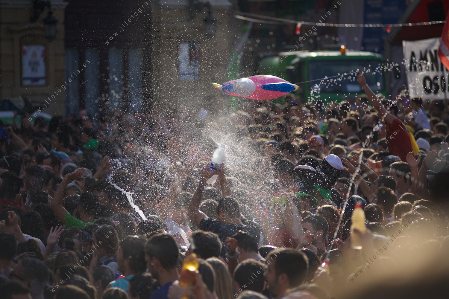 Momentos previos al txupinazo de Aste Nagusia de Bilbao, los jóvenes riegan de vinagre la harina y huevos que se lanzan.