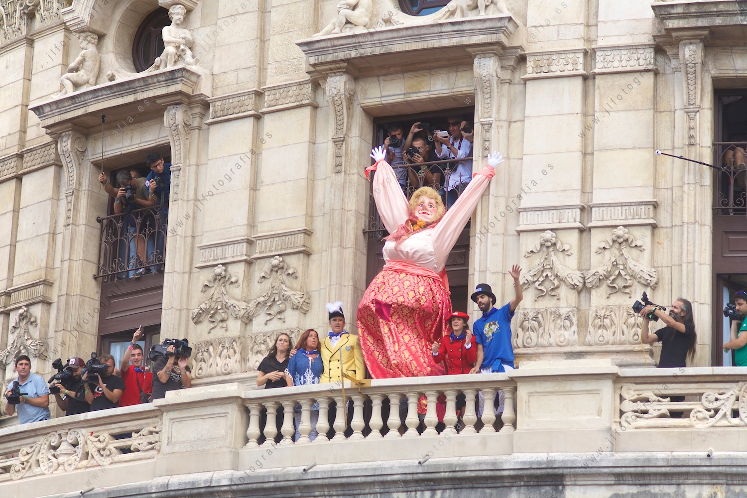 Marijaia saluda desde el balcón del teatro Arriaga durante el txupinazo de inicio de la Aste Nagusia de Bilbao.