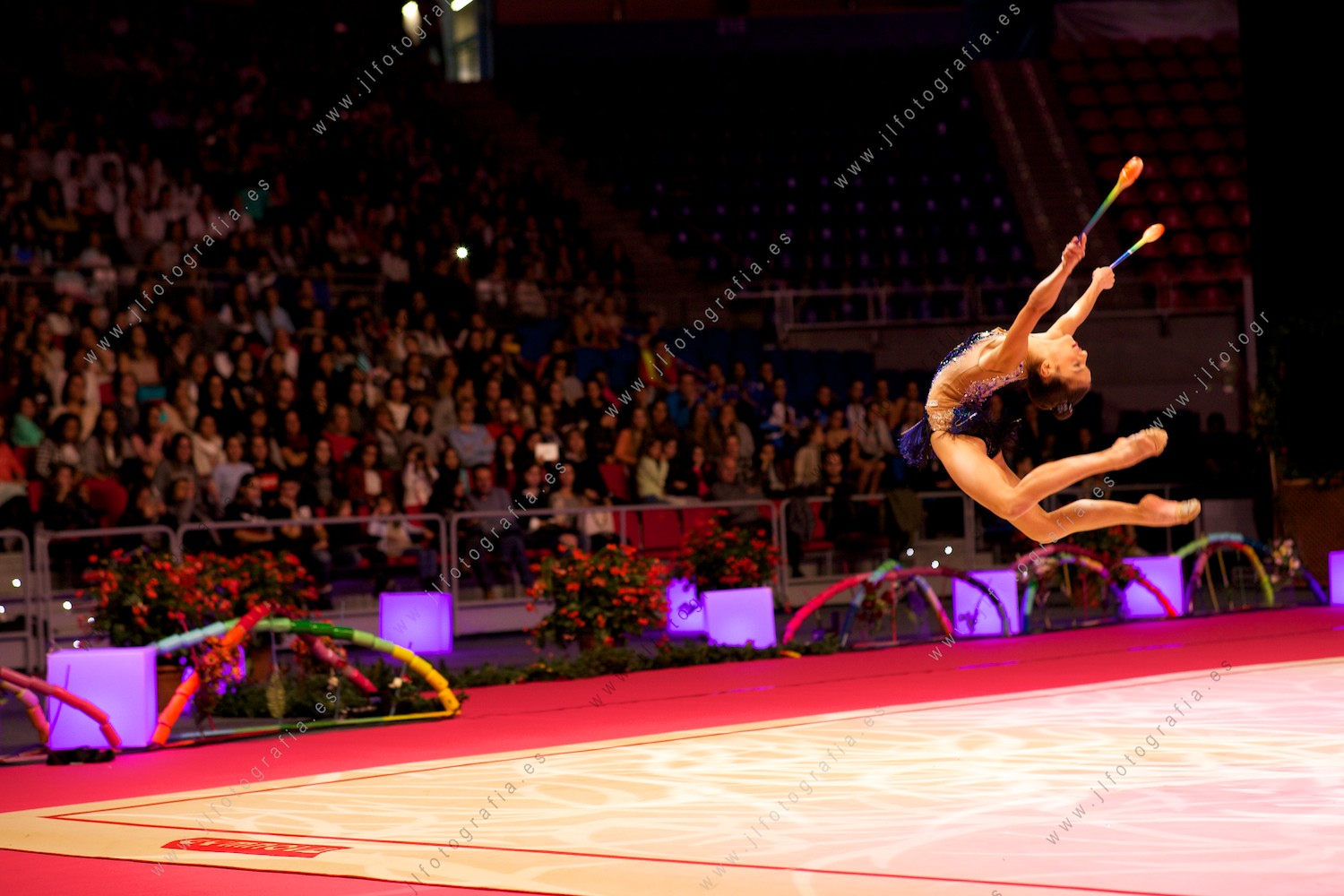 Euskalgym 11 de 2016 en el Fernando Buesa Arena, gimnasta en pleno salto con las mazas.