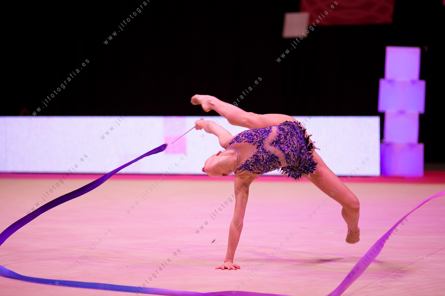 Euskalgym 11 de 2016 en el Fernando Buesa Arena, gimnasta en el suelo con el ejercicio de la cinta.