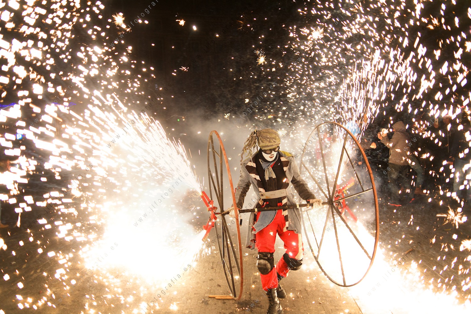 Fiesta de fin de año en Barakaldo con el espectáculo piroténico Disco Death. ruedas de fuego