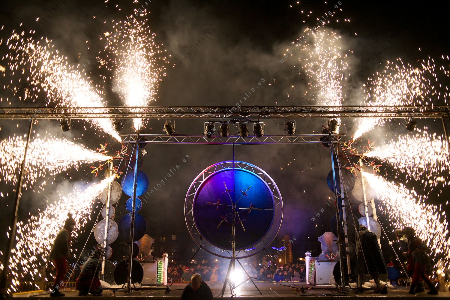 Fiesta de fin de año en Barakaldo con el espectáculo piroténico Disco Death, escenario en fuego.