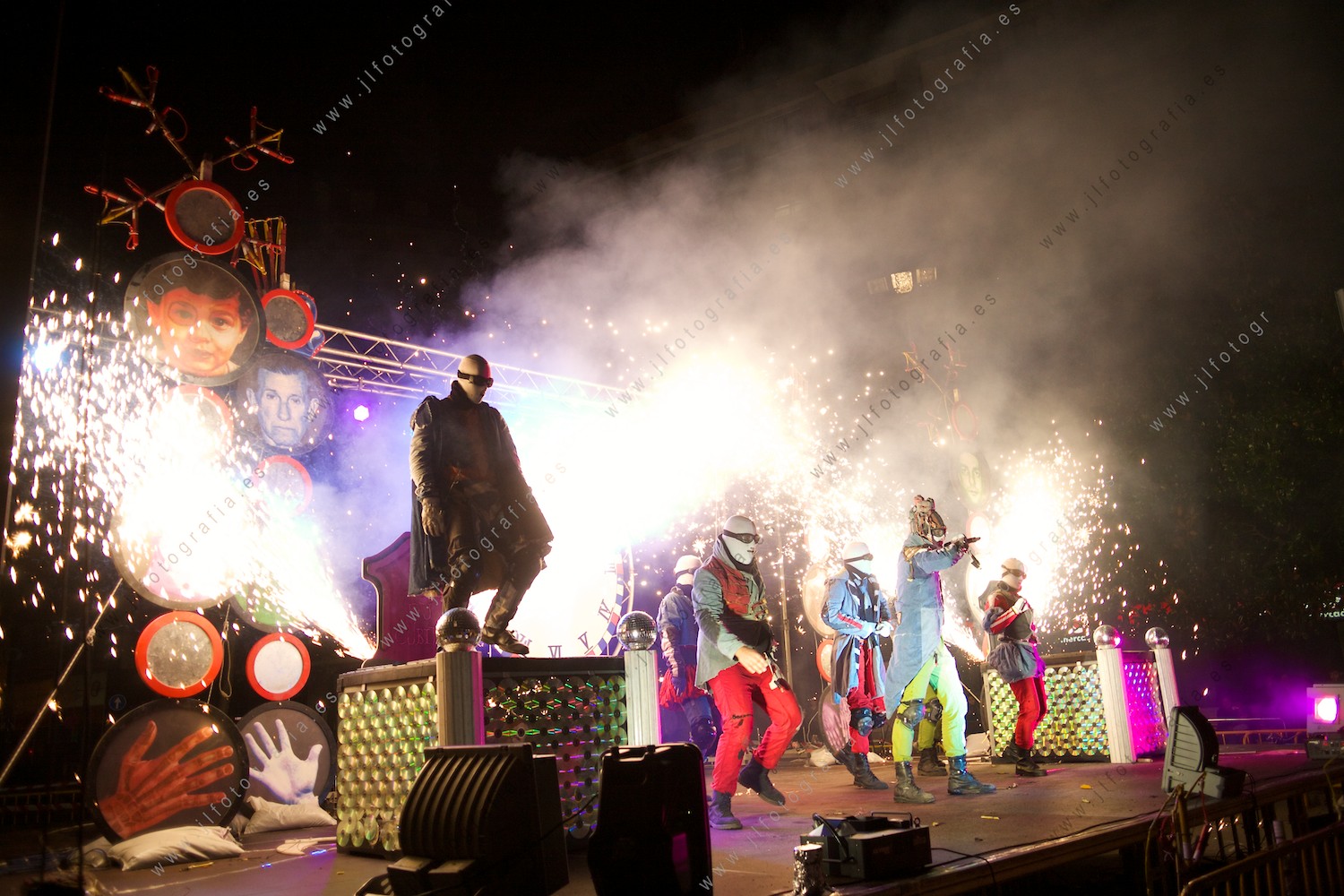 Fiesta de fin de año en Barakaldo con el espectáculo piroténico Disco Death, actores sobre el escenario.
