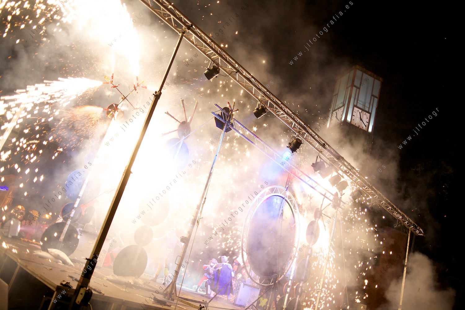 Fiesta de fin de año en Barakaldo con el espectáculo piroténico Disco Death, chispas delante del ayuntamiento.