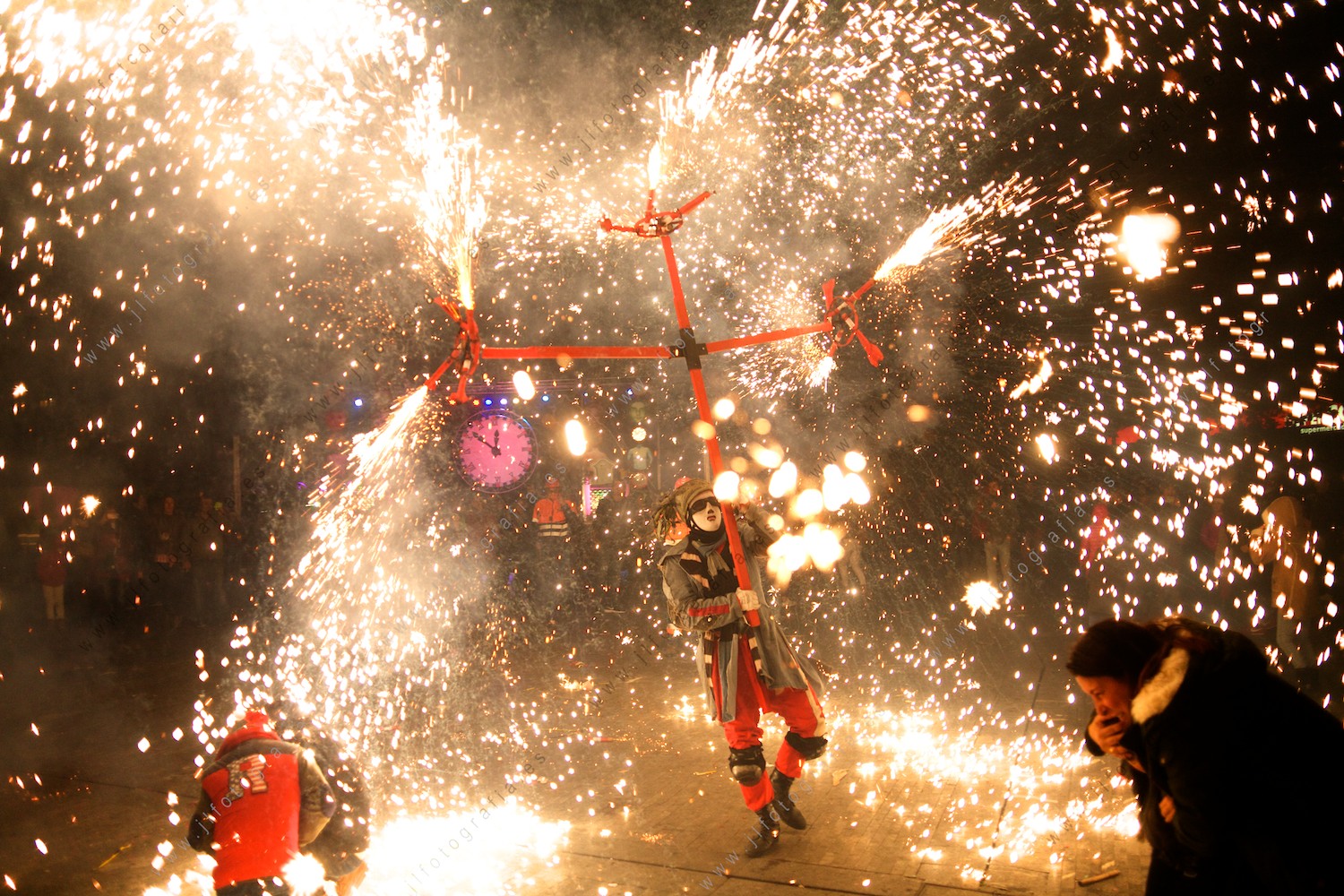 Fiesta de fin de año en Barakaldo con el espectáculo piroténico Disco Death, ruedas de fuego en mástil.