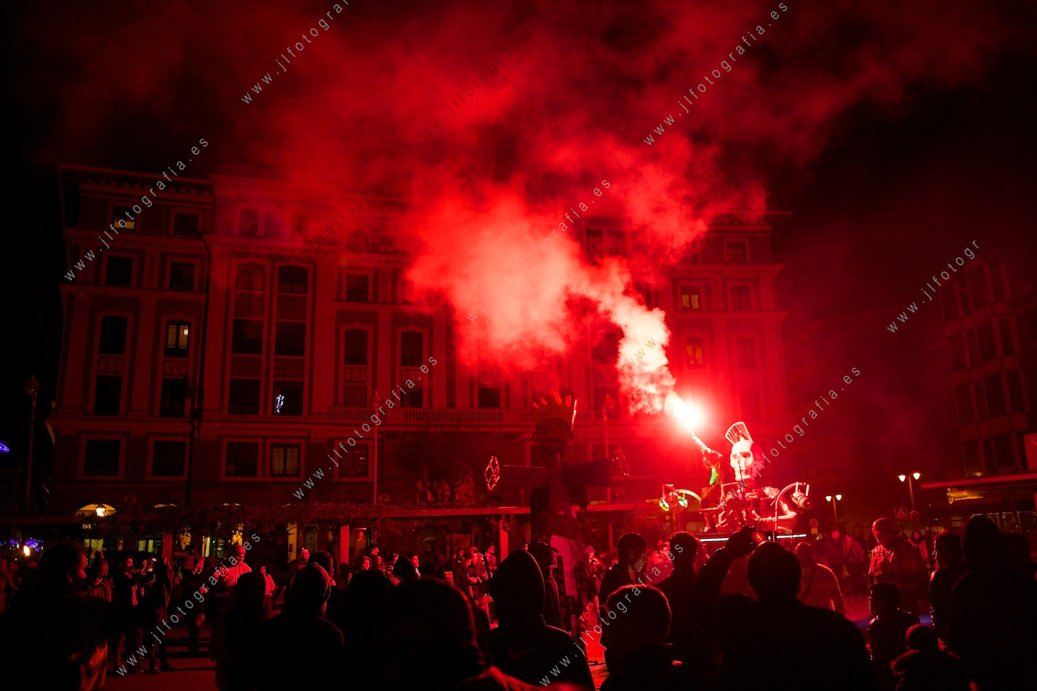 Fiesta de fin de año en Barakaldo con el espectáculo piroténico Disco Death, bengalas rojas.