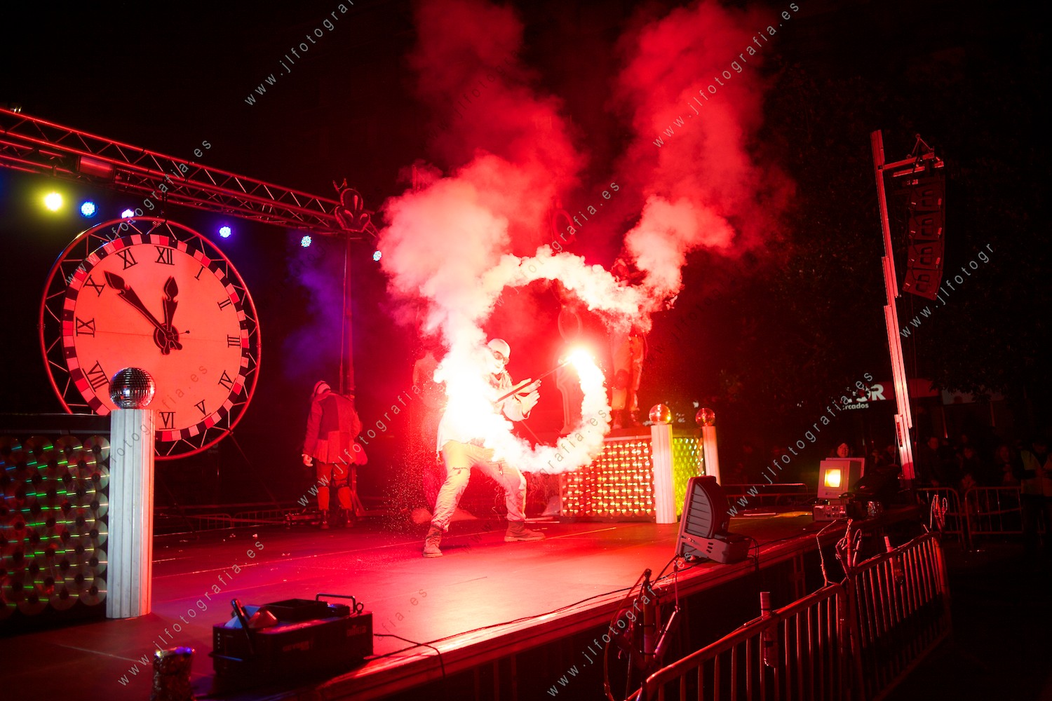 Fiesta de fin de año en Barakaldo con el espectáculo piroténico Disco Death, bengala frente al reloj
