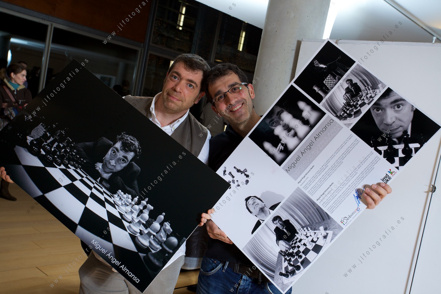 Jose luis Rodríguez, fotógrafo de Denbora junto a Miguel Almansa, árbitro internacional de ajedrez en la inauguración de la exposición deportistas de Barakaldo.