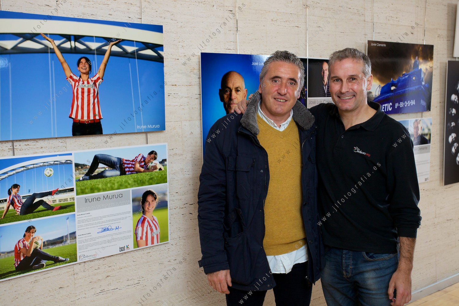 retrato de José luis Fernández, socio de Denbora con Joseba Agirre en la inauguración de la exposición deportistas de Barakaldo.