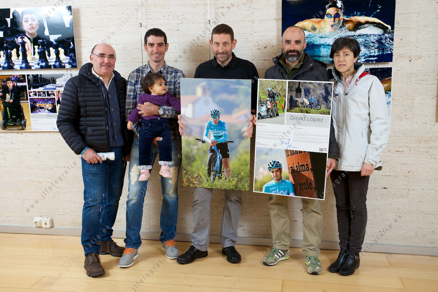 Retrato del socio Alex Garai con el ciclista David López en la inauguración de la exposición deportistas de Barakaldo.