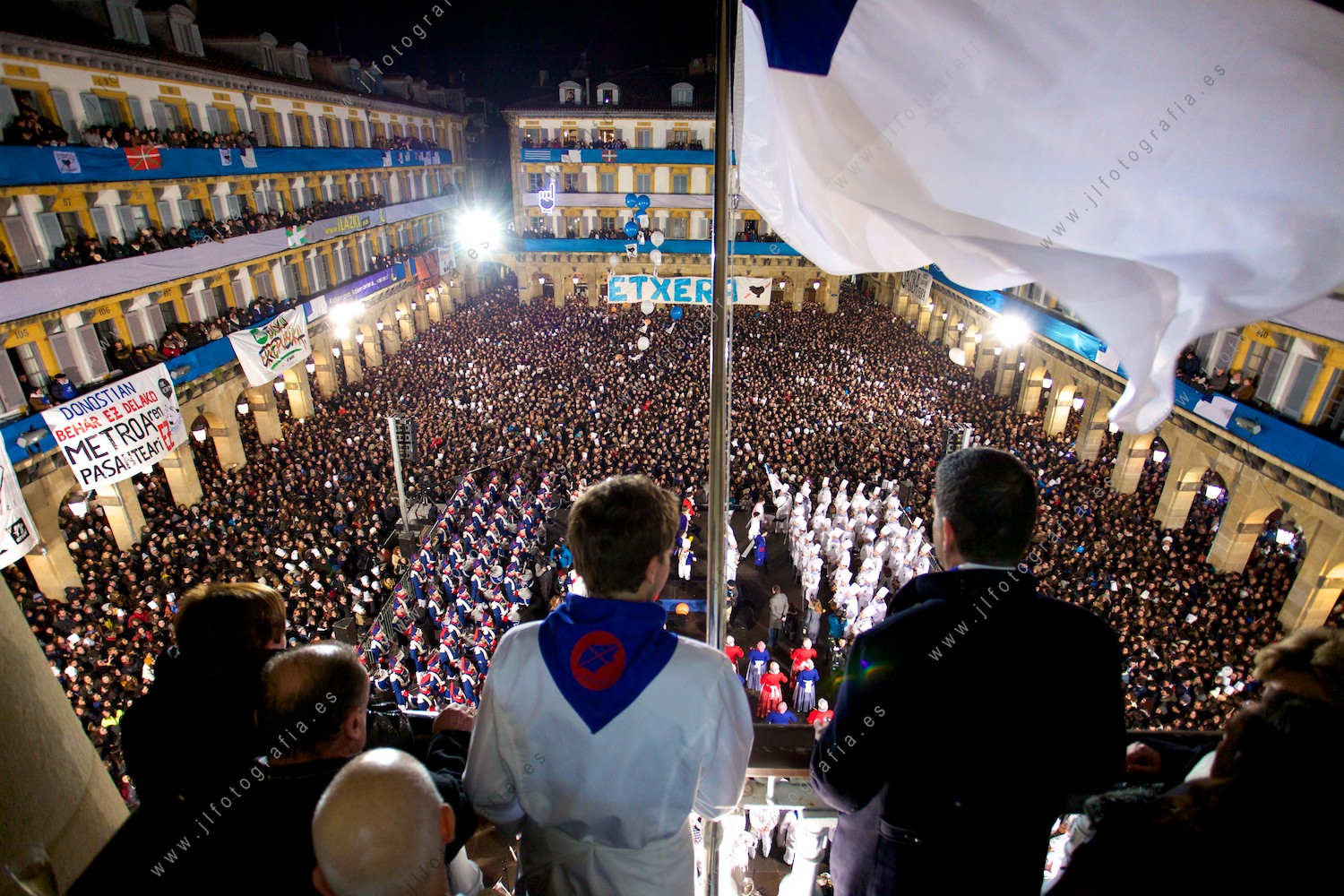 Tamborrada de San Sebastián desde el balcón del ayuntamiento durante la celebración.