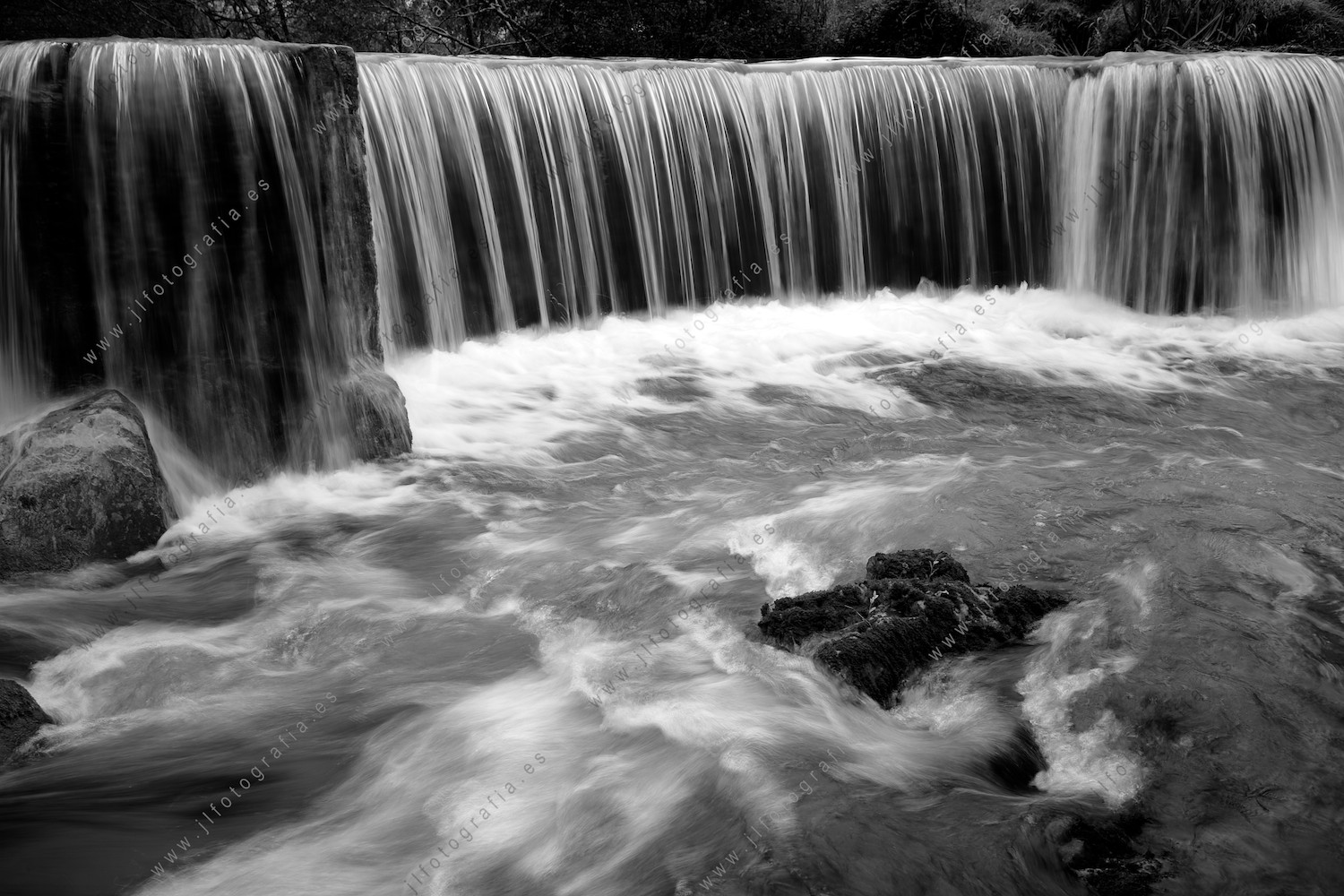 Salto de agua en Aulesti, precioso pueblo del interior de Bizkaia, en el que disfrutar de la naturaleza.