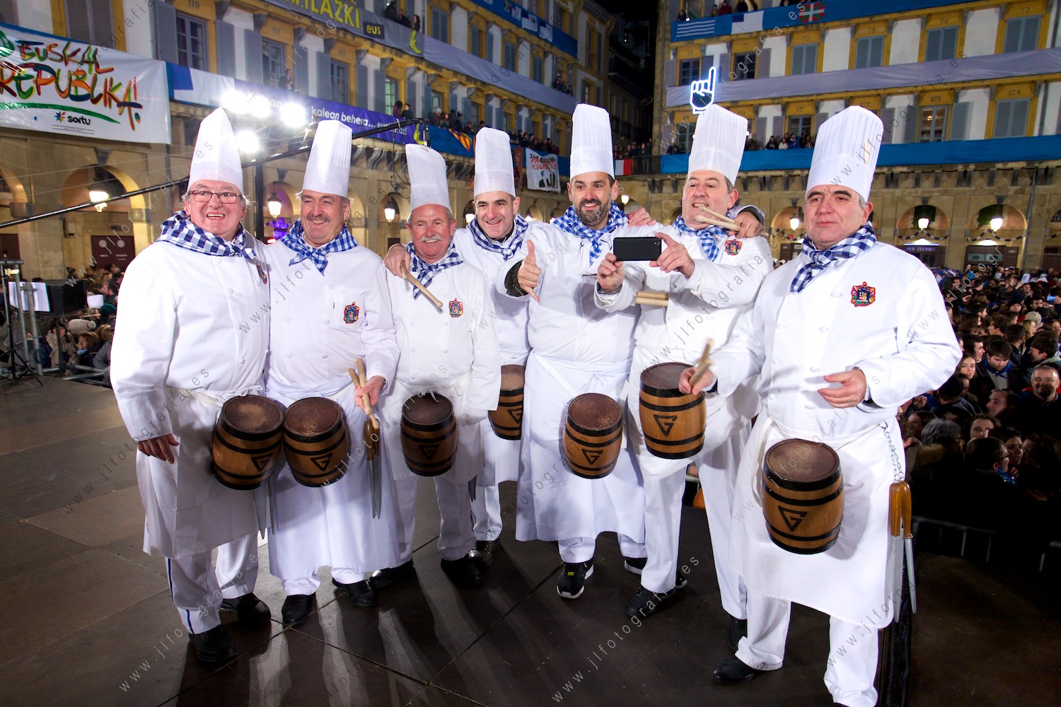 Grupo de cocineros vascos de reconocido prestigio en la tamborrada de San Sebastian.