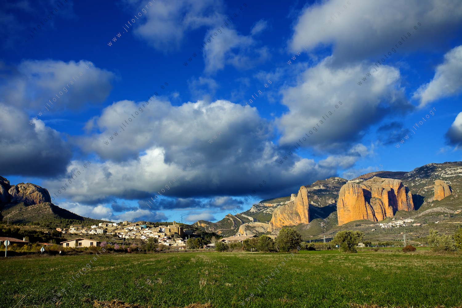 Los Mayos, en laprovincia de Huesca, un paisaje espectacular desde la carretera.