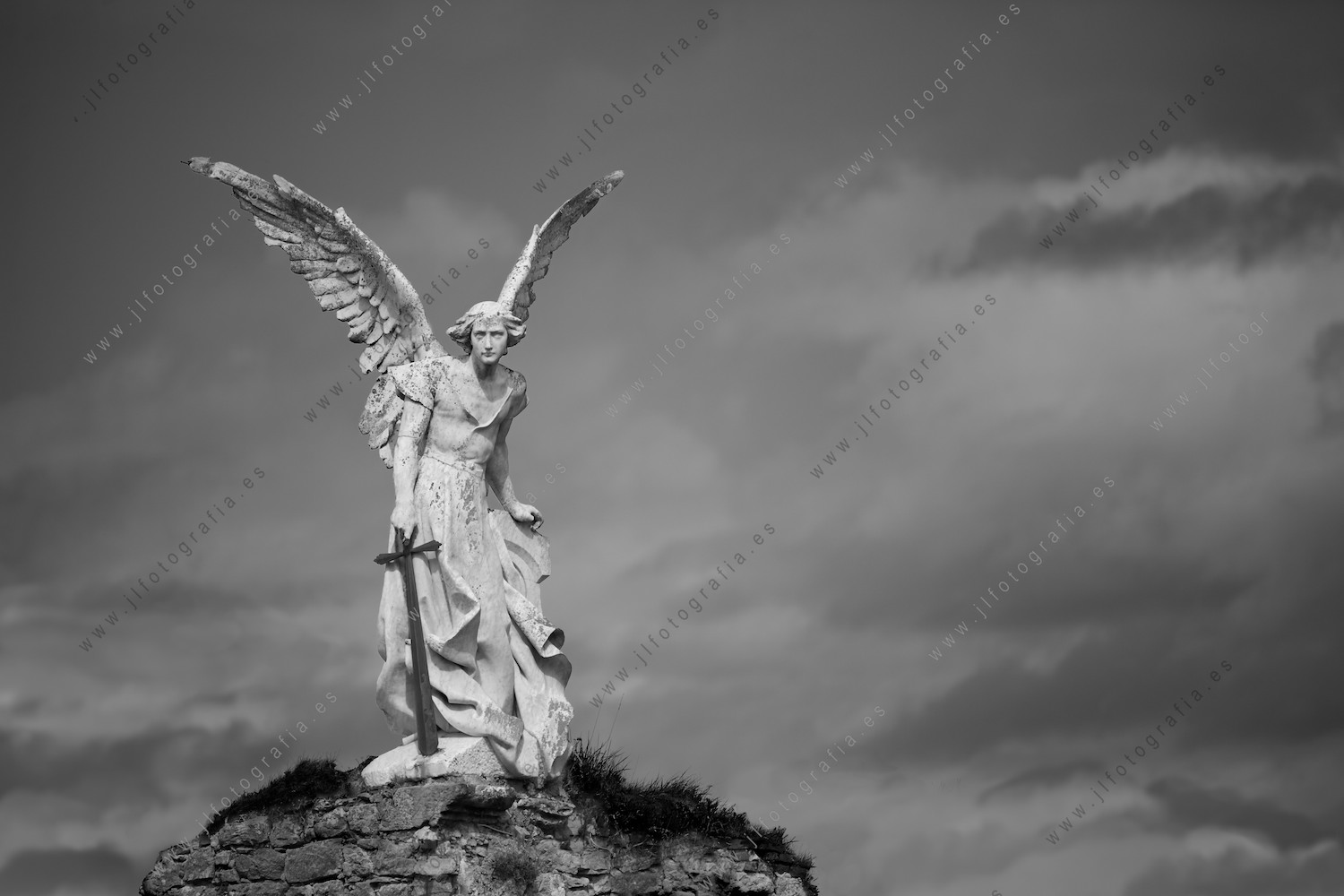 Escultura del ángel caído en el cementerio del pueblo de Comillas en Cantabria.