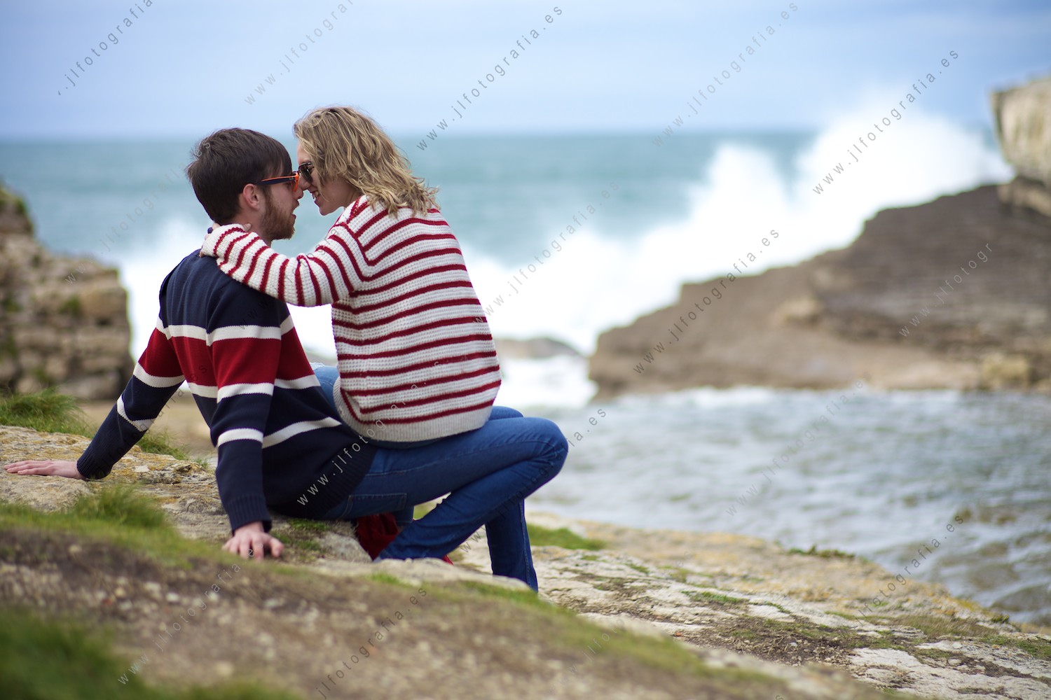 Fotografía de retrato de una pareja de enamorados en la costa de Cantabria, el Volao .