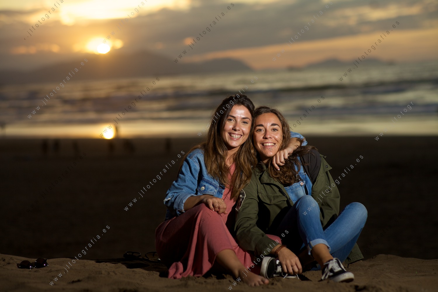Fotografía de retrato de una pareja de amigas en la playa de Barinatxe (la Salvaje) .