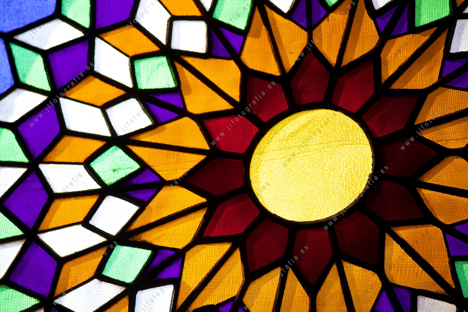 Detalle de una cristalera de la Mezquita de Córdoba.