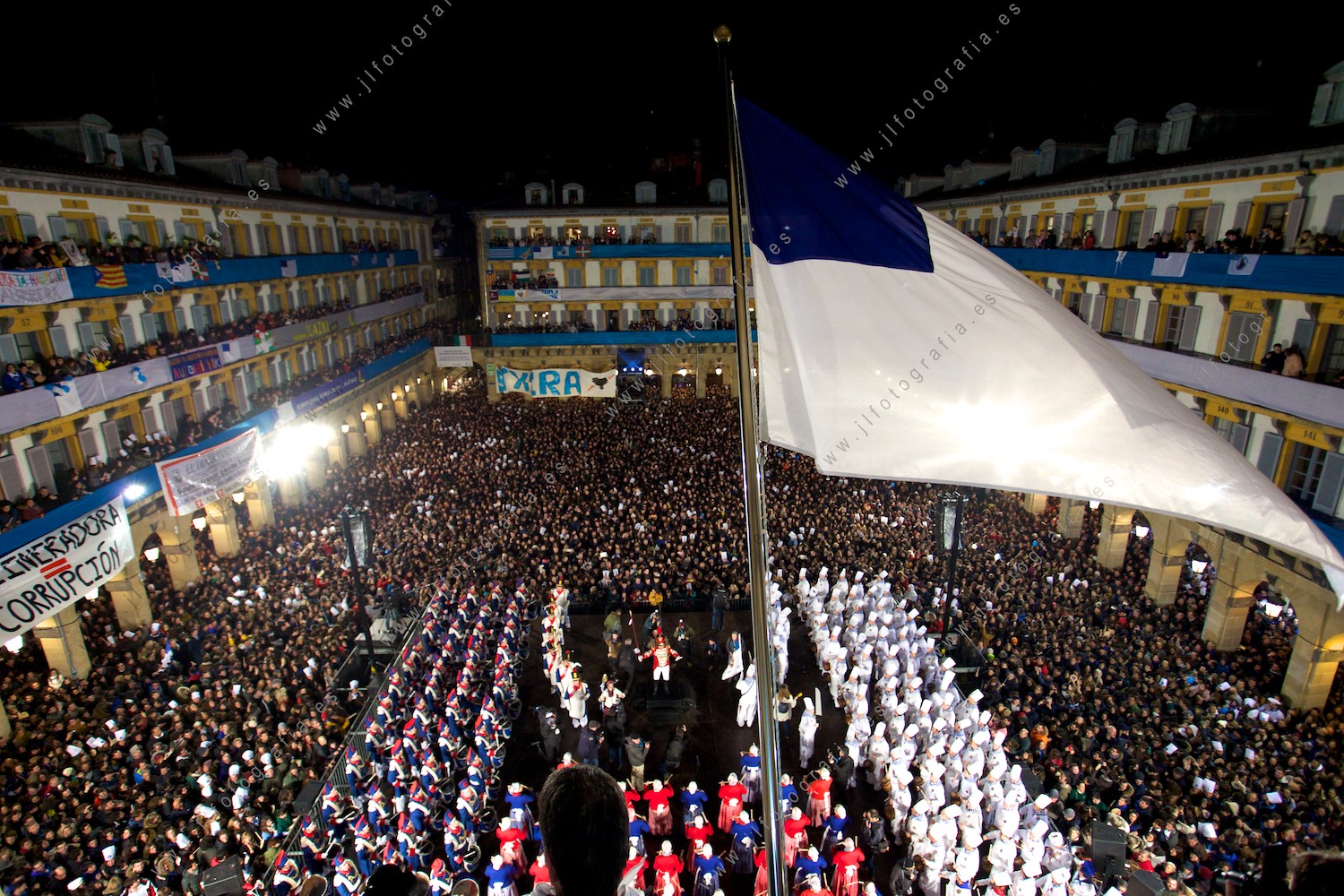 Momento de la izada de la bandera en la Tamborrada de San Sebastián, en la plaza de la Constitución.