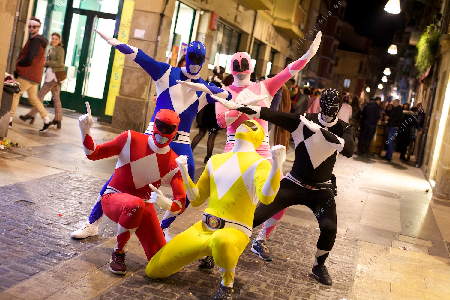 Conjunto de jóvenes disfrazados de Power Rangers, en las fiestas de San Fausto de Durango.
