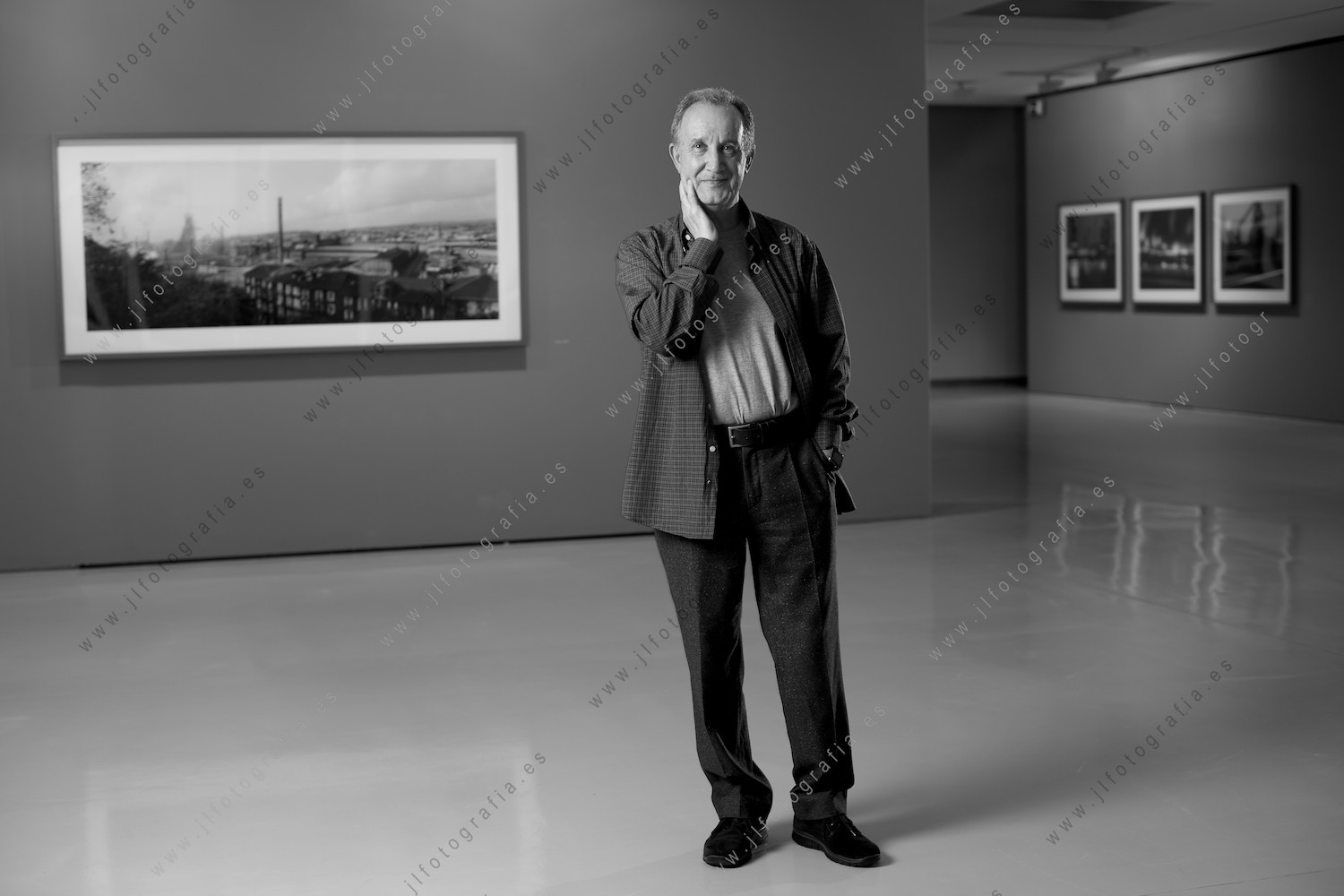 Retrato del fotógrafo de arquitectura Carlos Cánovas en la Sala de Exposiciones de Bilbao.