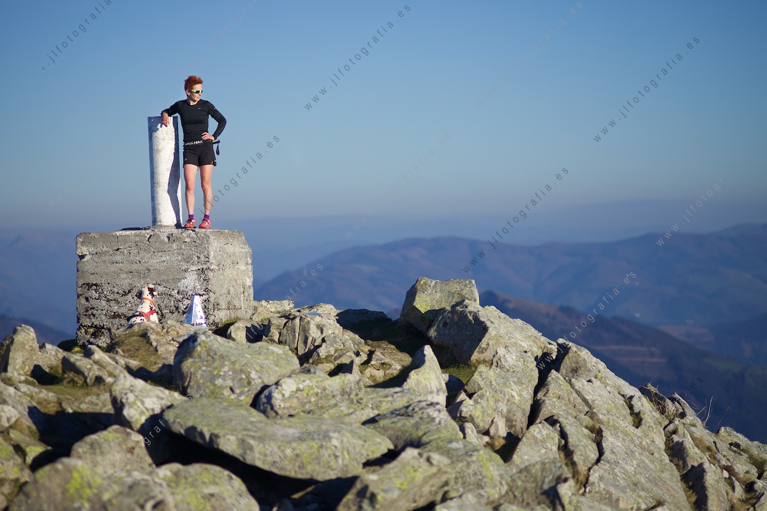 Retrato de una deportista, athleta, en la cima del monte Oiz, Bizkaia.