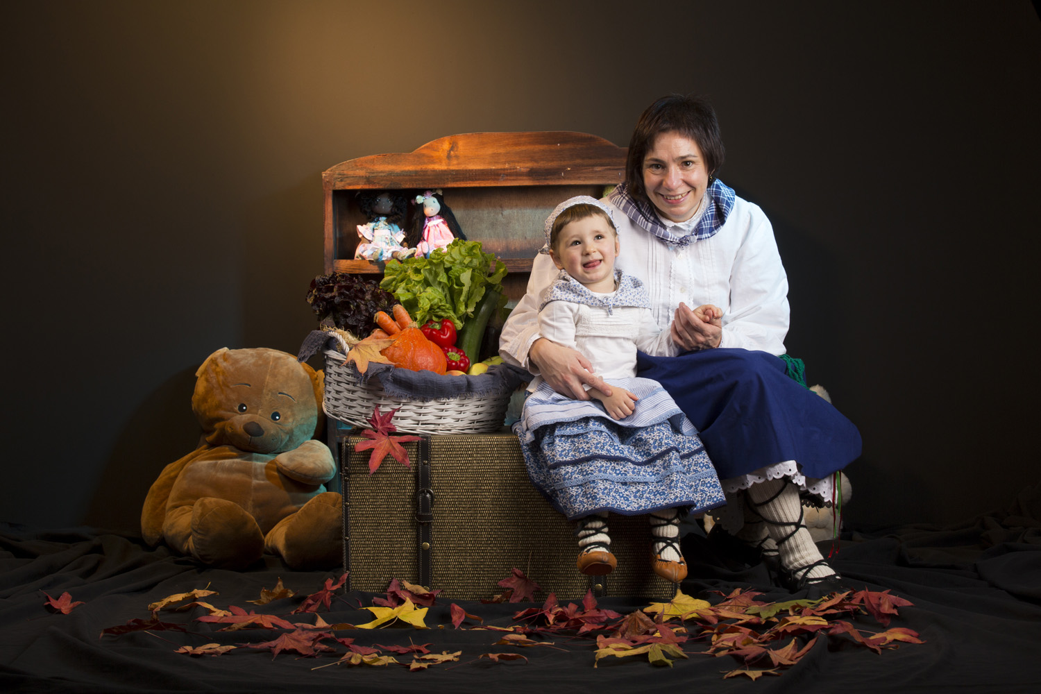 Fotografía de Retrato de estudio en Nerekopi a una madre con su hija, vestidas de aldeanas.