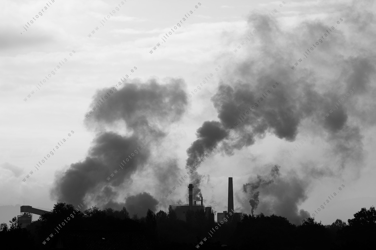 Skyline de la fábrica de papel en Durango con las chimeneas contaminando la atmósfera.