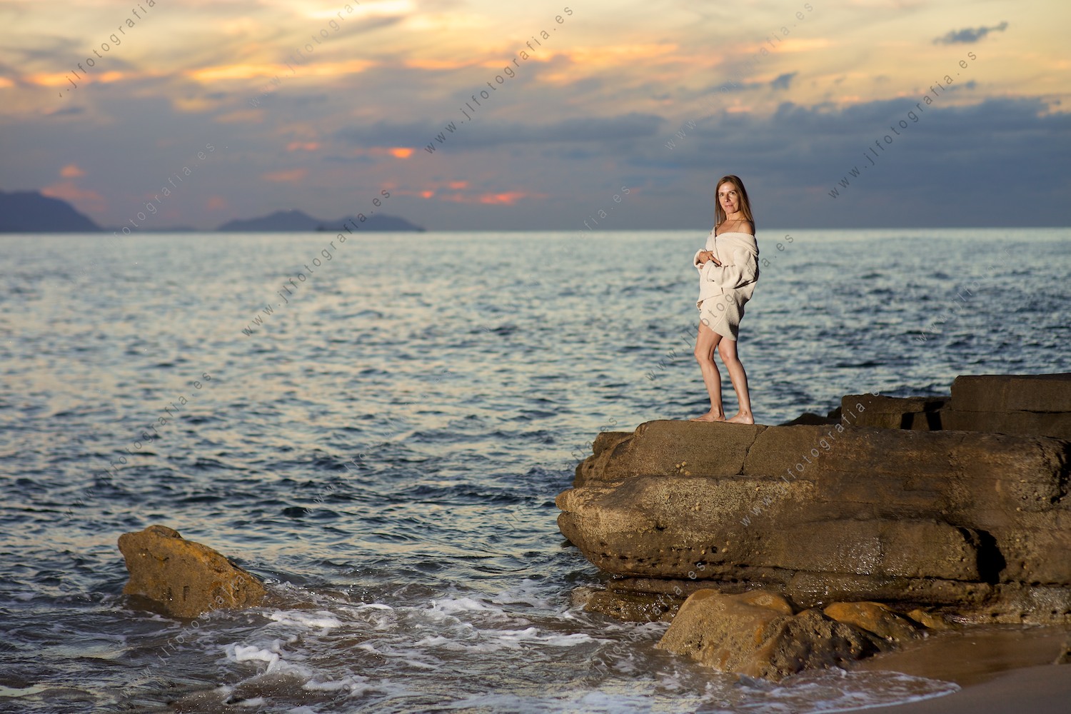 Retrato de una mujer bella en la playa de Azkorri durante la puesta de sol.