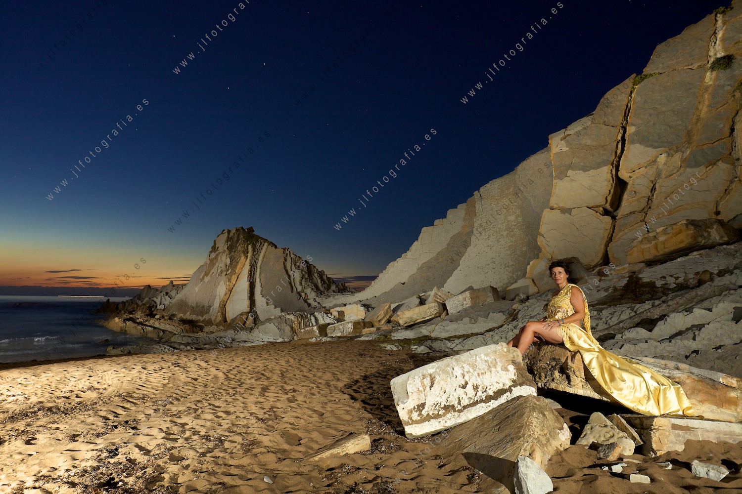 Retrato nocturno de larga exposición, de una mujer bella en la playa de Barinatxe.