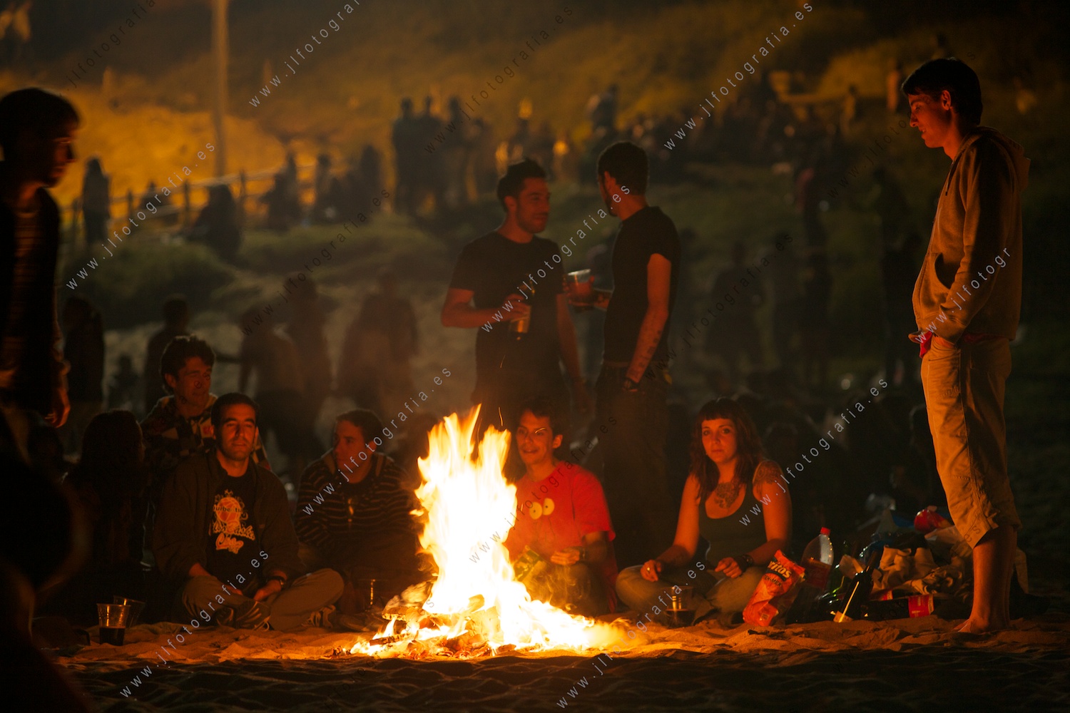 Grupo de jóvenes en la noche de San Juan.