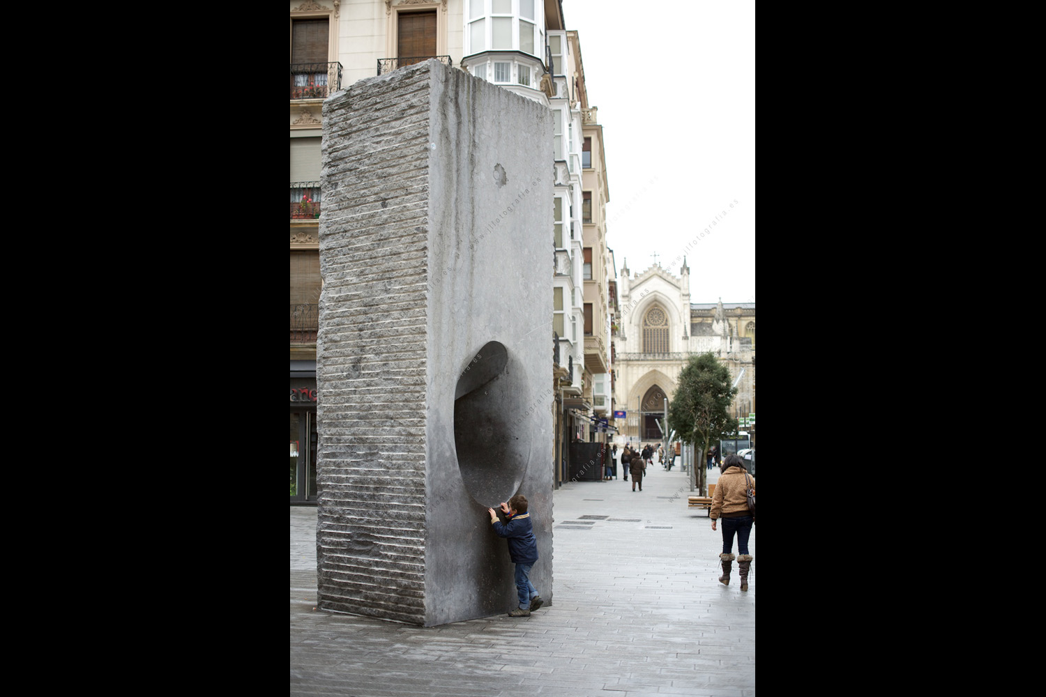 Escultura de Ibarrola La Mirada en Gasteiz
