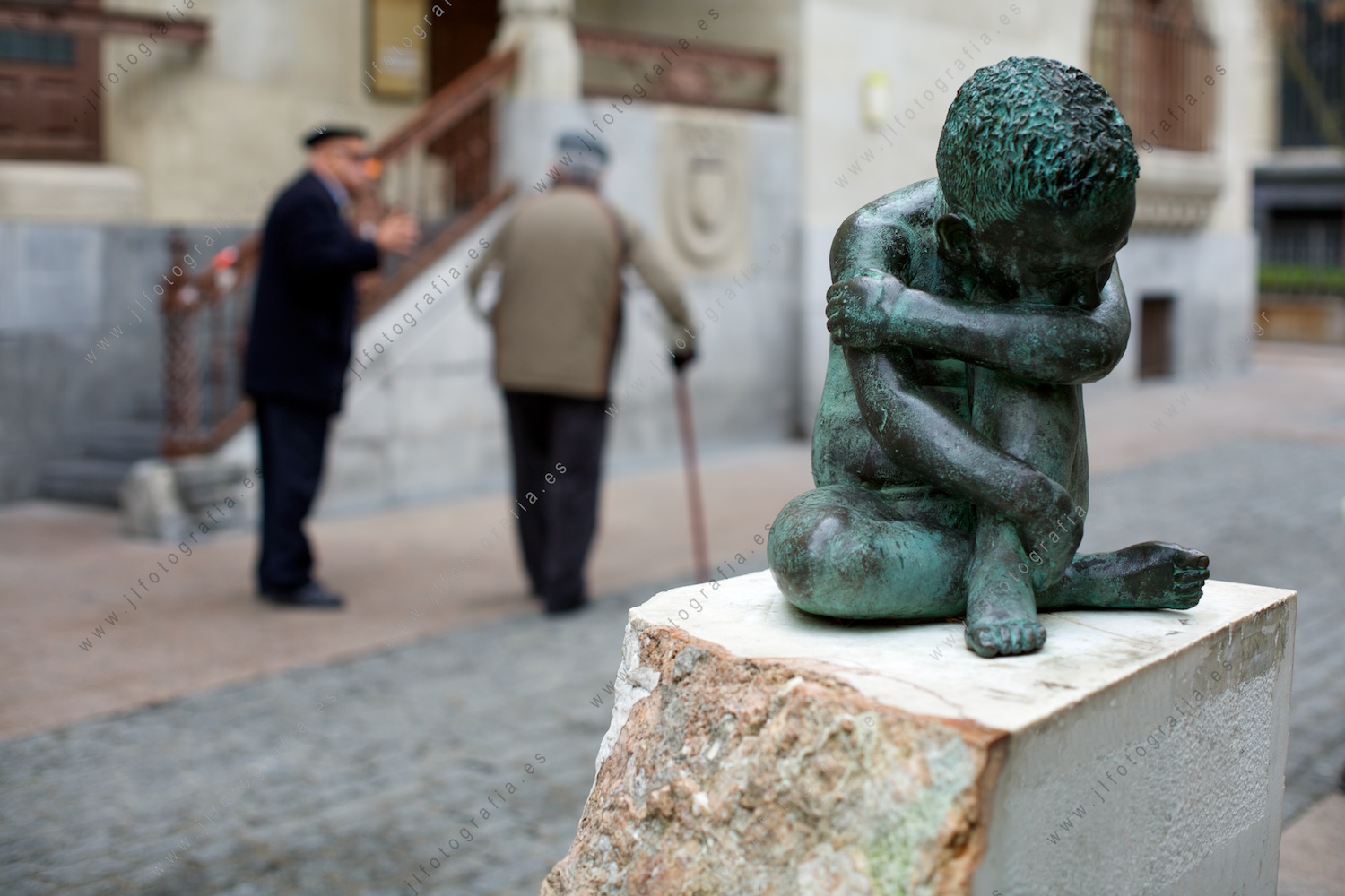 escultura del niño pensador: Iqbal Masih en la plaza de correos de Vitoria